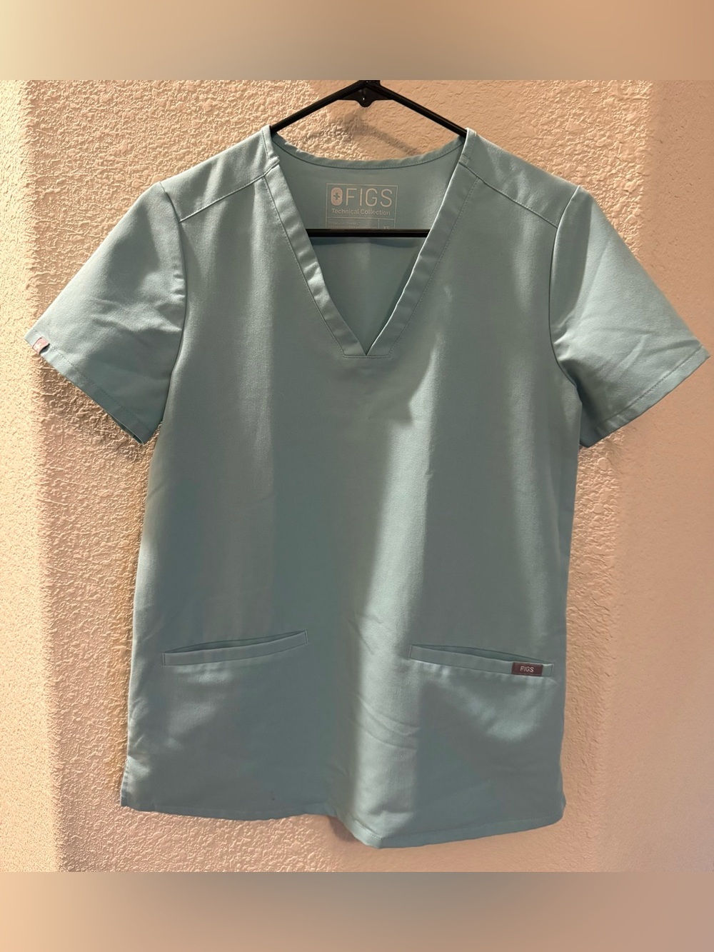Figs--Casma 3 Pocket Scrub Top XS